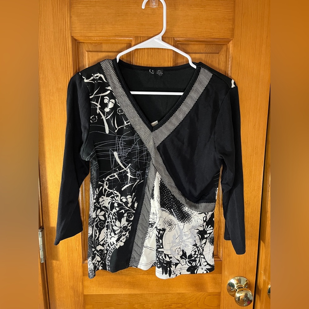 Silk Blend Size Large Black and white silk and cotton V-neck 3/4 sleeve shirt